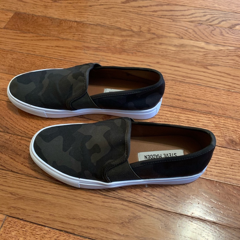 *SOLD* Steve Madden Emlen Slip On Sneakers - Picture 2 of 4